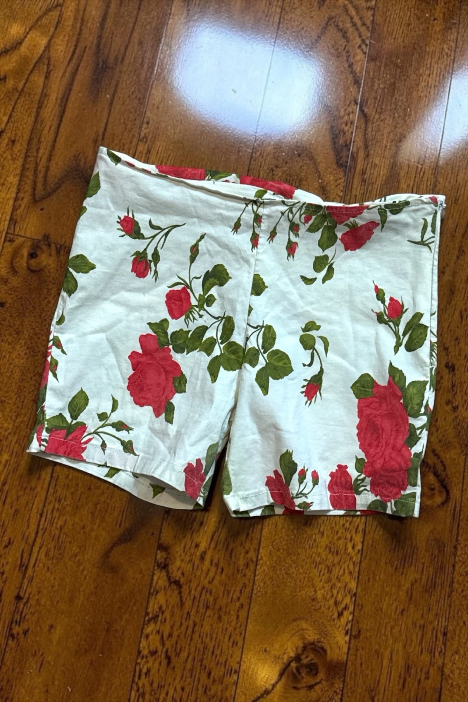 Short blanco estampado rosas rojas L